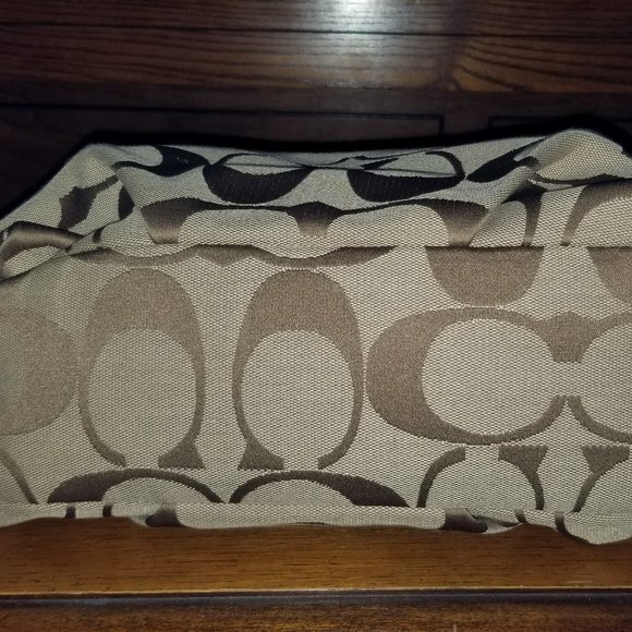 Coach Signature Duffle LIKE NEW in Khaki & Mahogany with adjustable strap - Picture 5 of 12